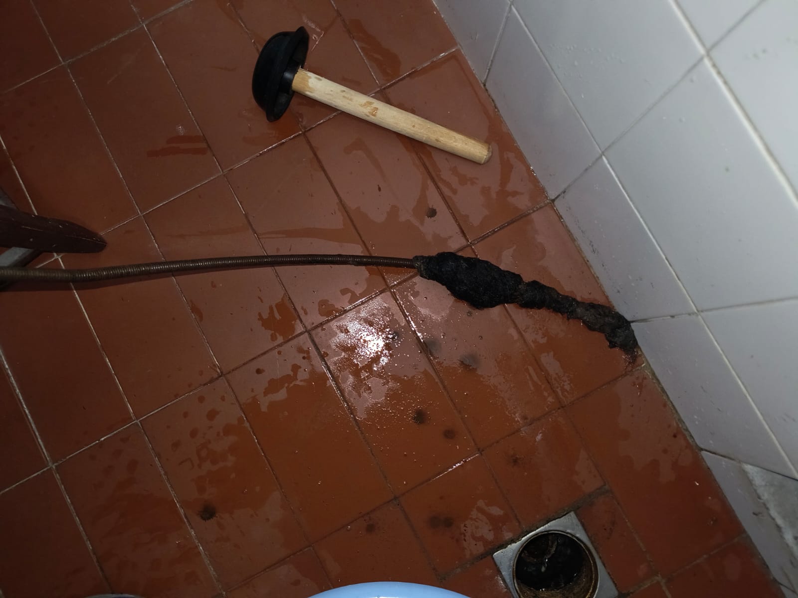 majstor koji popravlja cevi ispod sudopere